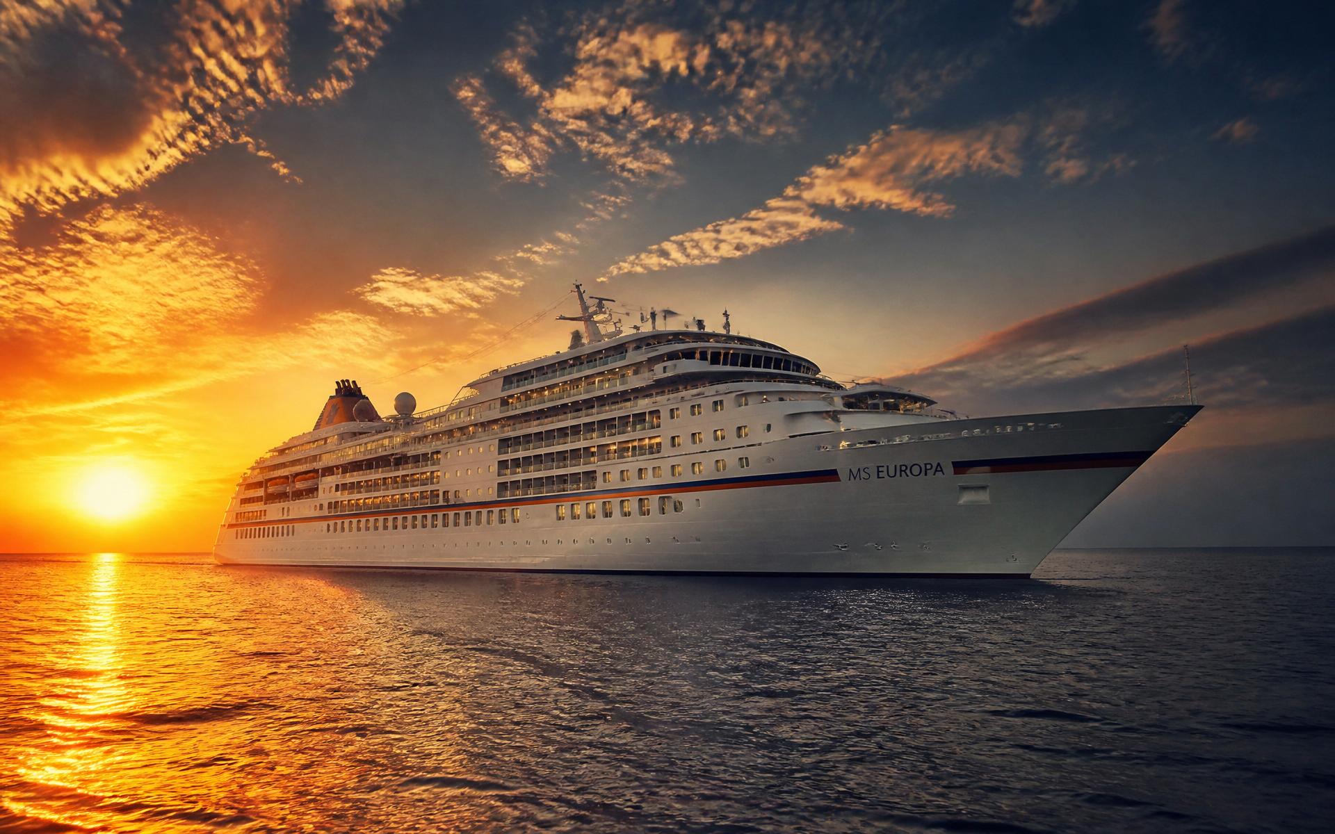 MS EUROPA 於夕陽下航行